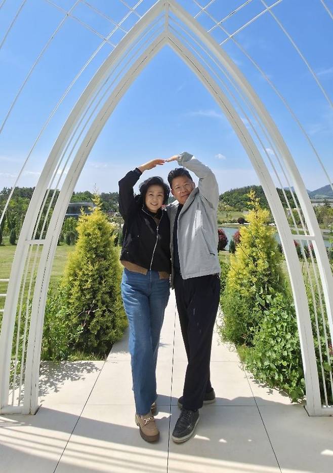 이병철 산이정원 원장이 사진 핫플레이스라며 사진 찍기를 강권(?)해 김준원 기자(우측)가 동반했던 아내와 함께 사진을 찍고 있다. (사진=김준원 기자)