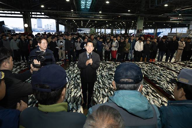 황종우 해양수산부 장관이 4월 13일 부산공동어시장을 찾아 수산물 위판 현황과 현대화사업 현장을 점검하고 있다.(사진제공=해양수산부)