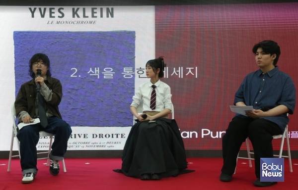 제6회 부산국제어린이청소년아트페어 행사장에서 'AI 시대 미래 아티스트의 방향성'을 주제로 열린 '2026 BIKAF 청소년포럼' 모습. 좌측부터 김하민 작가, 문서인 작가, 변재준 작가. 소장섭 기자 ⓒ베이비뉴스