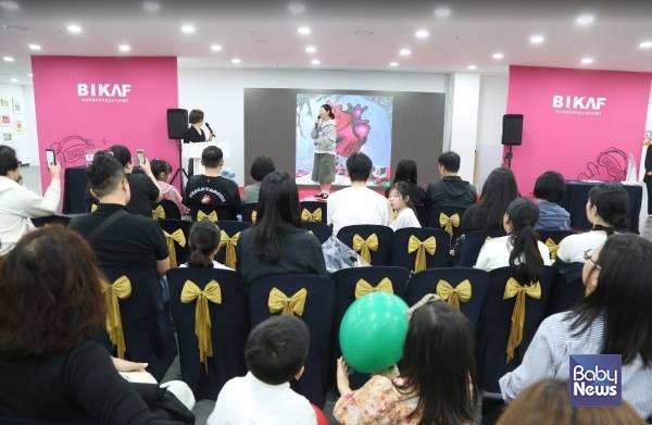 제6회 부산국제어린이청소년아트페어 메인 행사장에서 진행되고 있는 도슨트 프로그램. 어린이 청소년 작가들이 자신이 그린 작품을 관람객들에게 소개하고, 관람객들과 소통하는 도슨트 프로그램은 비카프 만의 대표적인 프로그램이다. 소장섭 기자 ⓒ베이비뉴스