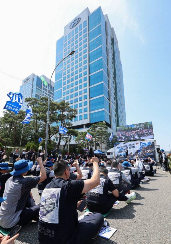 금속노조 조합원들이 지난달 15일 서울 서초구 현대차그룹 본사 인근에서 열린 현대차그룹 원청교섭 쟁취 금속노조 결의대회에서 구호를 외치고 있다. (사진=뉴시스)