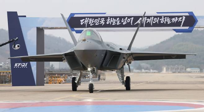 3월 25일 경남 사천 한국항공우주산업(KAI)에서 이재명 대통령이 참석한 가운데 KF-21 양산 1호기가 공개되고 있다. (사진=뉴시스)