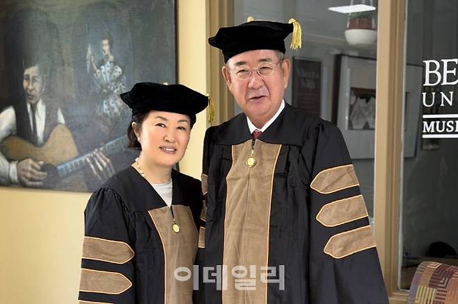 더헤븐리조트 회장과 이성덕 더헤븐재단 이사장이 학위수여식 후 기념 촬영에 포즈를 취하고 있다(사진= 더헤븐리조트 제공)