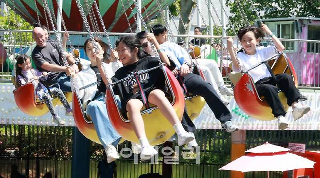 [이데일리 방인권 기자] 어린이날인 5일 서울 광진구 어린이대공원을 찾은 가족들이 놀이기구를 타며 즐거운 시간을 보내고 있다.
