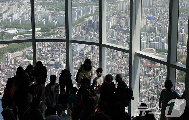 4일 서울 송파구 롯데월드타워 서울스카이에서 바라본 도심 아파트 단지. 2026.5.4 ⓒ 뉴스1 안은나 기자