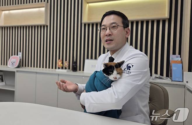 송우진 시그니처동물의료센터 원장이 진료실에서 고양이를 안고 인터뷰를 하고 있다. ⓒ 뉴스1 한송아 기자