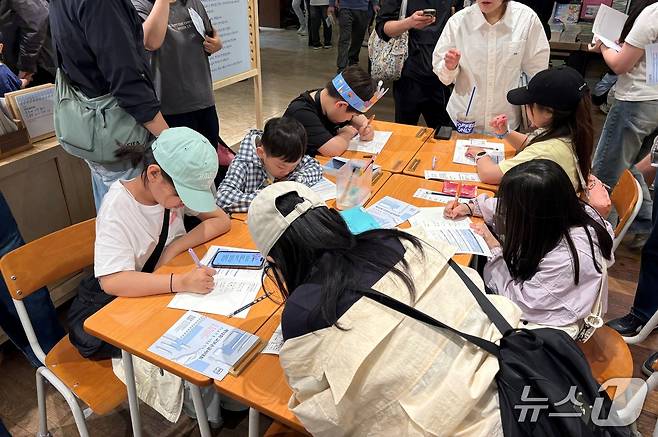 광화문 교보문고에서 열린 '제12회 교보손글씨대회'에 참가한 아이들 모습. ⓒ 뉴스1