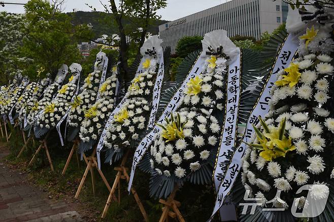 23일 여수 영아살해 사건 선고를 앞두고 광주지법 순천지원 앞에 추모화환이 늘어서 있다. 2026.4.23 ⓒ 뉴스1 김성준 기자