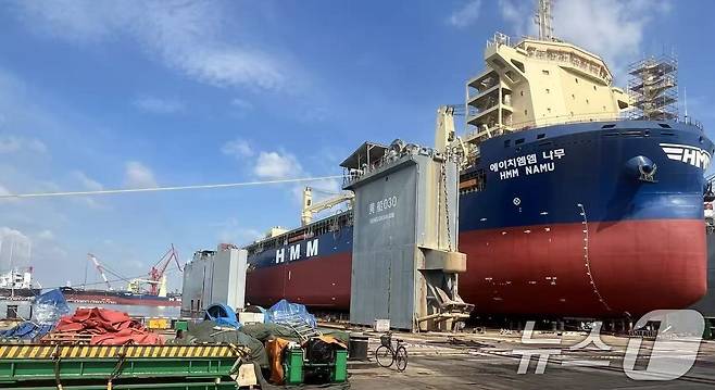 아랍에미리트(UAE)와 맞닿은 호르무즈 해협 내측 해상에서 피격으로 추정되는 화재가 발생한 우리 선박 HMM 나무호의 모습. (한국선급 제공,재판매 및 DB금지)2026.5.5 ⓒ 뉴스1