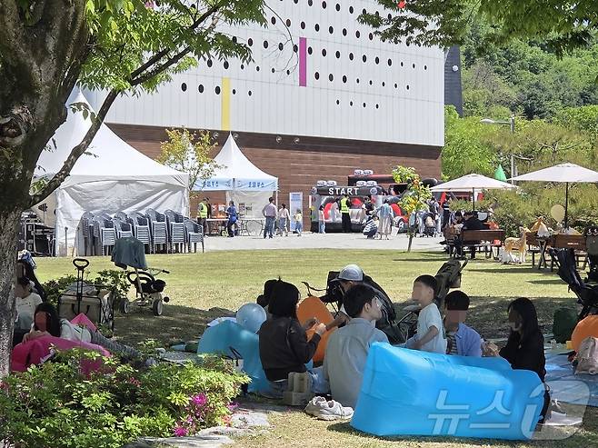 5일 오전 10시께 전북 전주시 덕진구 전북어린이창의체험관 야외 광장에서 나들이객들이 휴식을 취하고 있다.2026.5.5 문채연 기자 ⓒ 뉴스1 문채연 기자