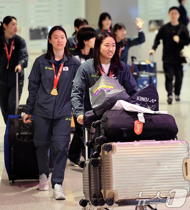 2026년 세계여자단체배드민턴선수권대회(우버컵) 우승을 차지한 안세영 등 대힌민국 여자 배드민턴 대표팀이 5일 인천공항 제2여객터미널을 통해 귀국하고 있다. 2026.5.5 ⓒ 뉴스1 이호윤 기자