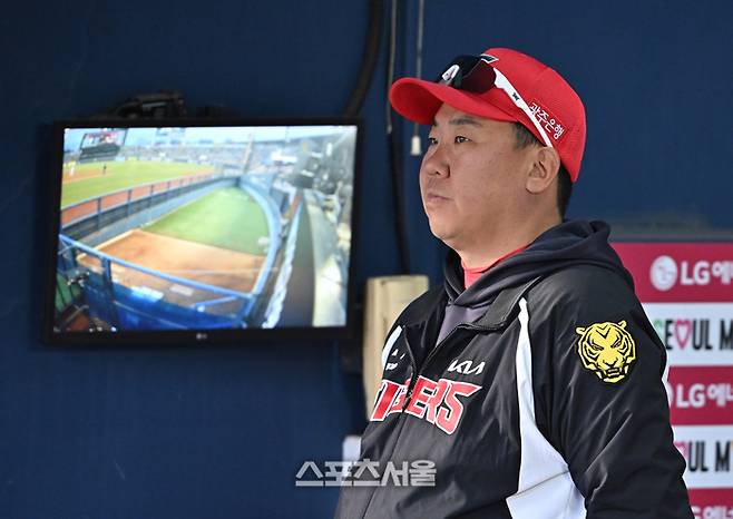 KIA 이범호 감독이 31일 잠실구장에서 열린 2026 KBO리그 LG와 경기에서 선수들의 플레이를 지켜보고 있다. 잠실 | 박진업 기자 upandup@sportsseoul.com