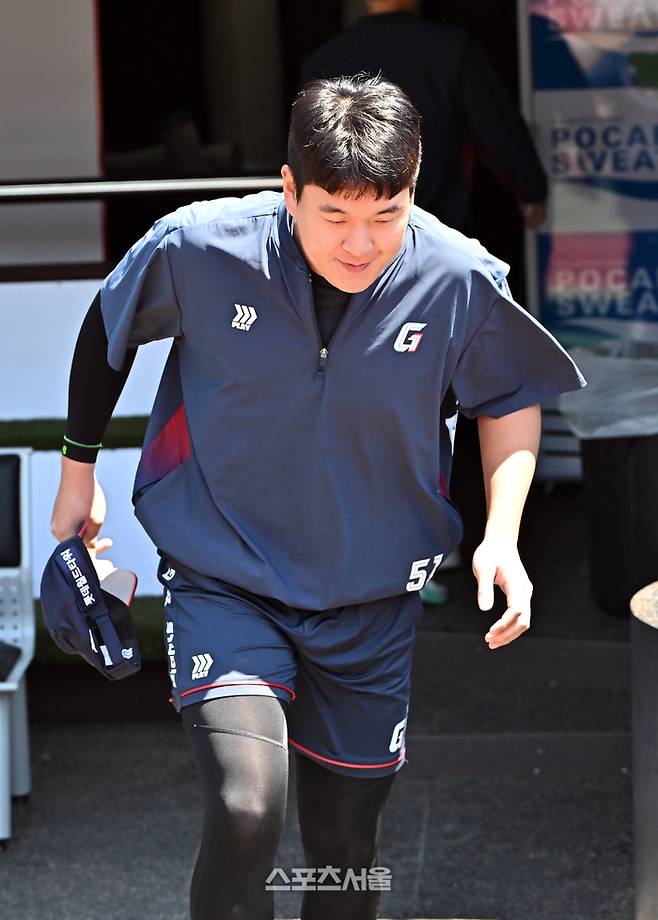 롯데 나승엽이 5일 수원케이티위즈파크에서 열리는 KT와 경기에 앞서 훈련을 하기 위해 그라운드로 나서고 있다. 나승엽은 올해 초 대만 스프링캠프 중 도박장 출입으로 출전정지 징계를 받았다 해제돼 고승민, 김세민과 1군 엔트리에 복귀했다. 수원 | 박진업 기자 upandup@sportsseoul.com