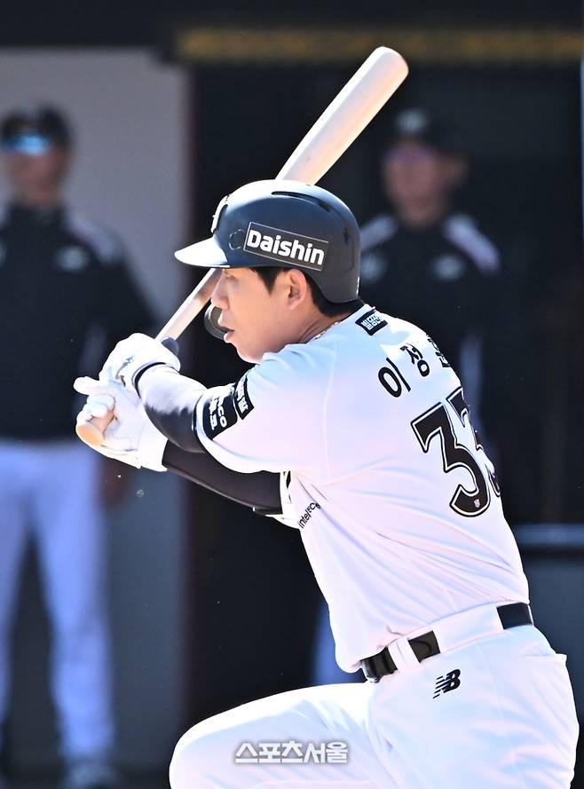 KT 이정훈이 5일 수원케이티위즈파크에서 열리는 롯데와 경기 6회말 무사 만루 상황에서 롯데 선발 로드리게스를 상대로 안타를  2타점 적시타를 치고 있다. 수원 | 박진업 기자 upandup@sportsseoul.com