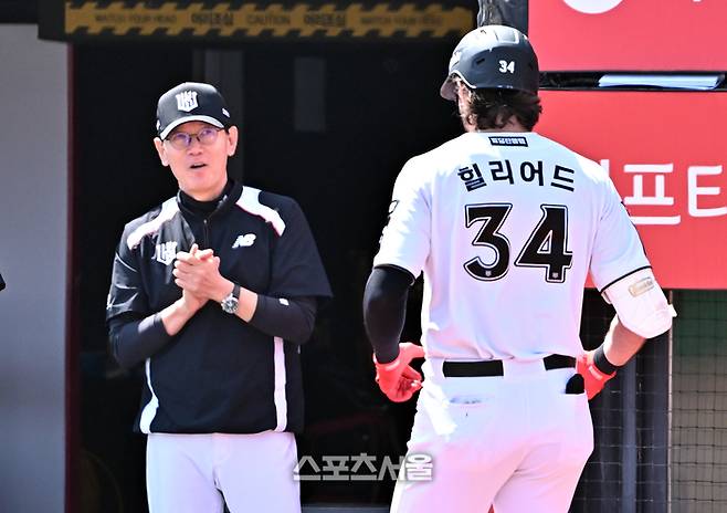 KT 이강철 감독이 5일 수원케이티위즈파크에서 열린 롯데와 경기 2회말 무사 롯데 선바 로드리게스를 상대로 선제 솔로 홈런을 친 힐리어드에게 박수를 보내고 있다. 수원 | 박진업 기자 upandup@sportsseoul.com