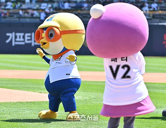 애니메이션 캐릭터 ‘뽀로로’가 5일 수원케이티위즈파크에서 열린 롯데와 KT의 경기에 앞서 시구를 하고 있다. 수원 | 박진업 기자 upandup@sportsseoul.com