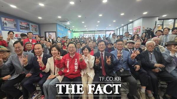 이장우 대전시장 후보가 5일 선거사무소 개소식을 개최한 가운데 참석자들이 기념 촬영을 하고 있다. /정예준 기자
