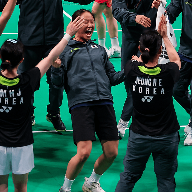 우승 후 기뻐하는 한국 선수단