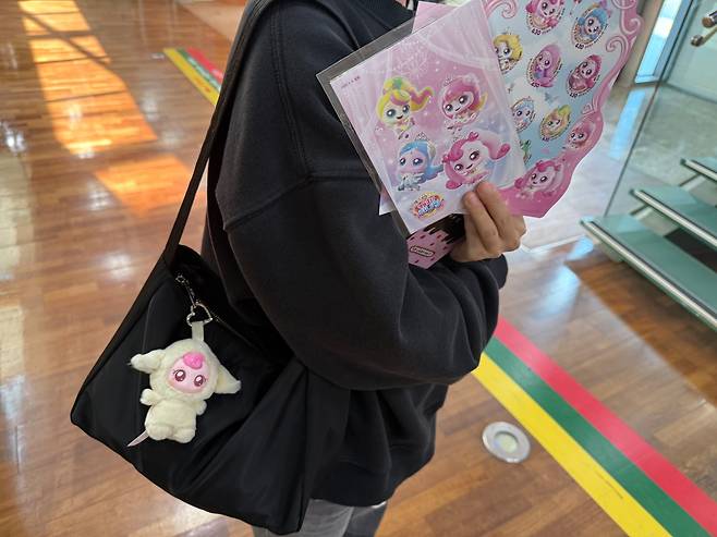 지난 4일 직장인 박모(31)씨가 소장용으로 구매한 '캐치! 티니핑' 기념 우표를 들고 있다. 박씨는 "평소 관련 굿즈를 모은다"고 말했다. /현정민 기자