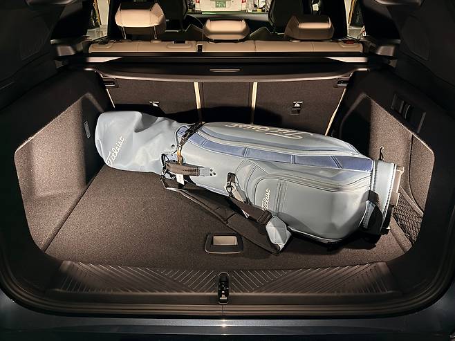 BMW '뉴 X3 30 xDrive’ M 스포츠 패키지 프로 트림의 트렁크. 골프백 여러 개를 넣을 수 있을 만큼 넉넉하다./이윤정 기자