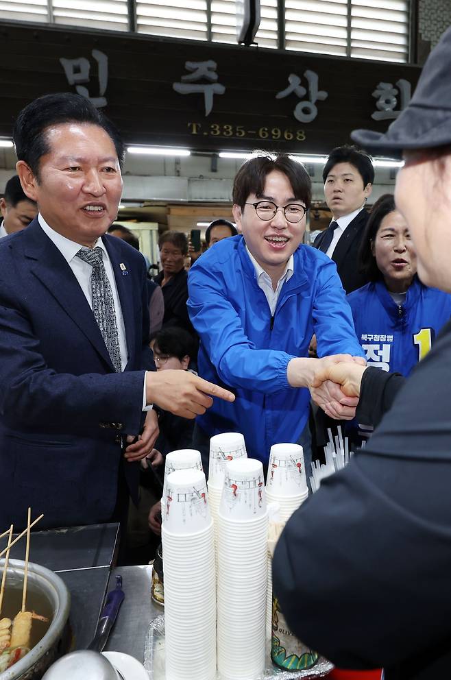 정청래 더불어민주당 대표가 3일 부산 북구 구포시장에서 하정우 전 청와대 AI미래기획수석 등과 상인들에게 인사하며 지지를 호소하고 있다. 2026.05.03. 부산=뉴시스