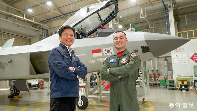 지난달 29일 경남 사천 한국항공우주산업(KAI)에서 만난 김범용 KAI 체계팀장(왼쪽)은 “KF-21은 공군과 합심해서 이뤄낸 성과이며, 진화는 계속될 것”이라고 말했다. 전승현 공군 제281시험비행대대장(중령)은 “우리나라 전투기로 영공을 지킨다는 자부심이 엄청날 것”이라며 결의를 다졌다. 사천=원대연 기자 yeon72@donga.com