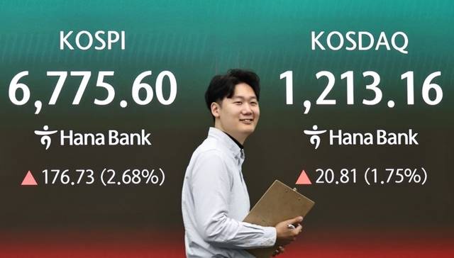 서울 중구 하나은행 딜링룸 현황판에 코스피가 표시되고 있다. [연합뉴스]