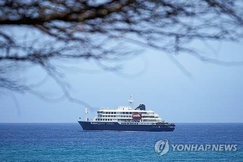 카보베르대 영해에 정박 중인 크루즈선 ‘MV 혼디우스’ [AP=연합뉴스]