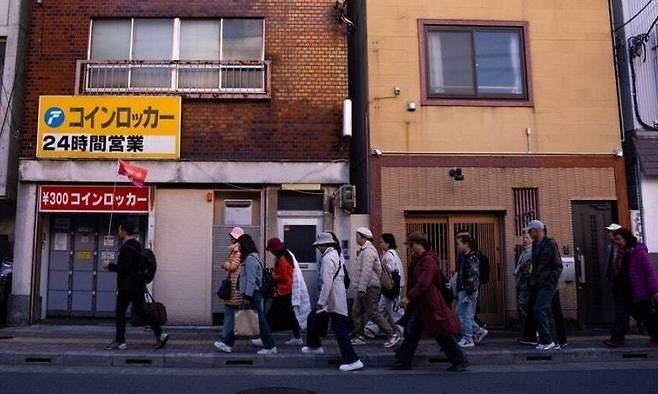 지난해 12월 중국 관광객들이 일본 도쿄 아사쿠사 지역을 여행하고 있다. AP 연합뉴스
