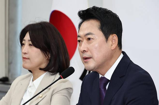 장동혁(오른쪽) 국민의힘 대표가 5일 오전 국회에서 열린 기자간담회에서 발언하고 있다. 뉴시스