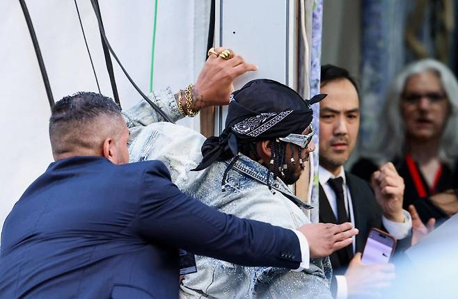 4일 미국 뉴욕 메트로폴리탄 미술관에서 열린 연례 자선 모금 행사 '멧 갈라(Met Gala)'에서 미 노동 운동가 크리스 스몰스가 시위 피켓을 들고 행사장 진입을 시도하다 보안 요원들에게 제지당하고 있다. 뉴욕=로이터 연합뉴스