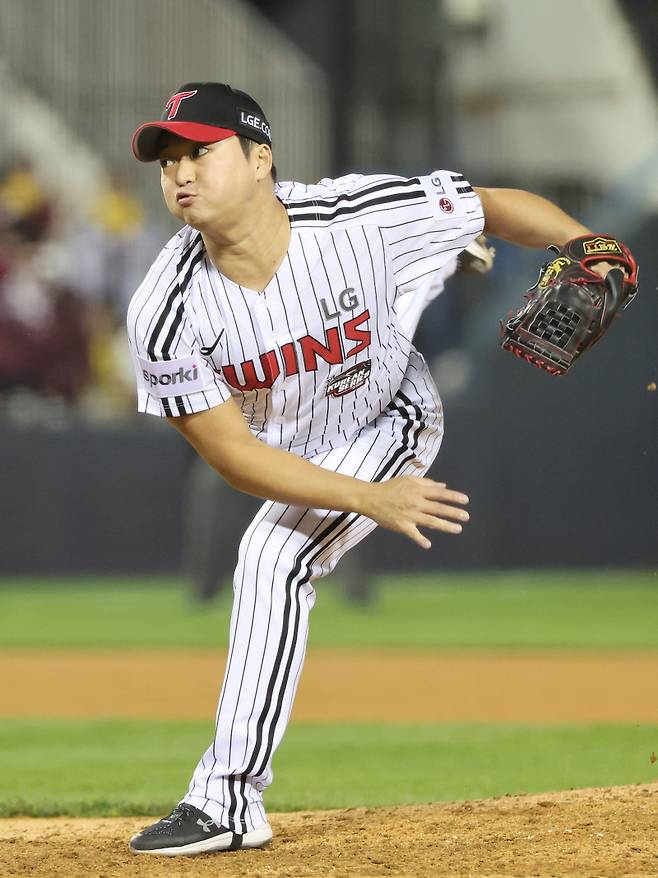 2023 KBO 프로야구 포스트시즌 LG트윈스와 kt위즈의 한국시리즈 1차전 경기가 7일 오후 서울 잠실야구장에서 열렸다. 9회초 고우석이 등판해 역투하고 있다. 잠실=김민규 기자 mgkim1@edaily.co.kr /2023.11.07/