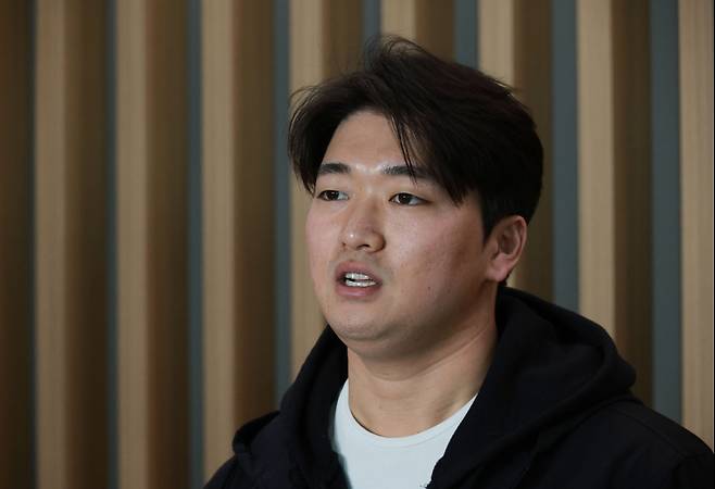 <yonhap photo-3124=""> 취재진 질문에 답하는 고우석(영종도=연합뉴스) 한종찬 기자 = 미국프로야구 메이저리그 샌디에이고 파드리스와 계약한 고우석이 9일 오후 스프링캠프에 참석하기 위해 미국으로 출국하며 취재진 질문에 답하고 있다. 2024.2.9 <저작권자 ⓒ 1980~2026 ㈜연합뉴스. 무단 전재 재배포 금지, AI 학습 및 활용 금지></yonhap>