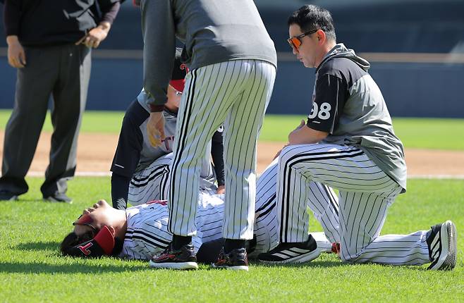 <yonhap photo-4536="">(서울=연합뉴스) 류영석 기자 = 어린이날인 5일 서울 잠실야구장에서 열린 KBO 프로야구 두산 베어스와 LG 트윈스의 경기. 4회초 LG 1루수 문보경이 수비 중 부상을 당해 고통을 호소하고 있다. <저작권자 ⓒ 1980~2026 ㈜연합뉴스. 무단 전재 재배포 금지, AI 학습 및 활용 금지></yonhap>
