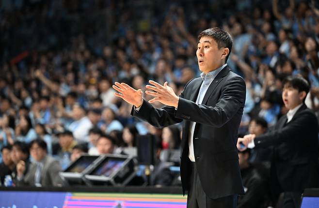 이상민 KCC 감독이 5일 고양소노아레나에서 열린 소노와의 2025~26 LG전자 프로농구 챔프전 1차전 중 작전을 지시하고 있다. 사진=KBL