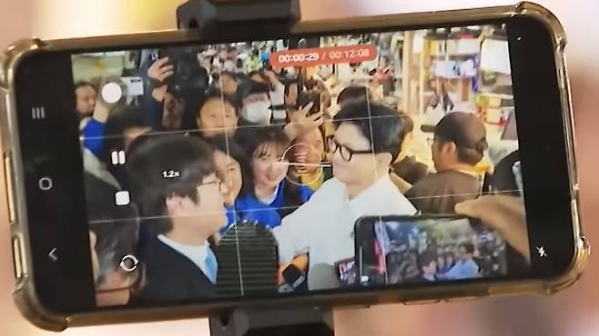 한동훈 전 대표가 부산 북구 지역에서 더불어민주당 하정우 후보와 인사를 나누고 있다. (SBS 캡처)