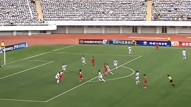 북한 내고향여자축구단이 경기에서 공격을 전개하고 있다. (SBS 캡처)