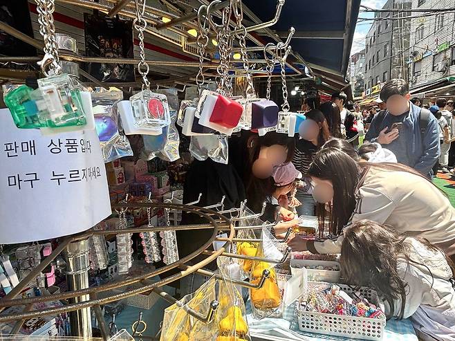 종로구 창신동 문구·완구거리에서 ‘클리커’가 걸려있는 진열대엔 ‘판매 상품입니다. 마구 누르지 마세요’라는 안내 문구가 적혀있다. 곽주영 기자