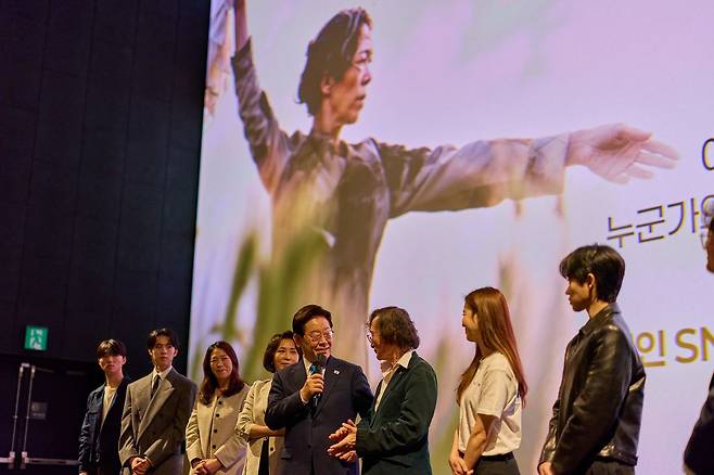 이재명 대통령과 김혜경 여사가 지난 4월 15일 서울 용산 CGV에서 제주 4·3 사건을 다룬 영화 '내 이름은' 상영 후 열린 무대 인사에서 발언하고 있다.   이 대통령 부부는 매주 수요일 '문화의 날'을 맞아 SNS 추첨을 통해 선정된 시민 165명과 함께 영화를 관람했다. 연합뉴스