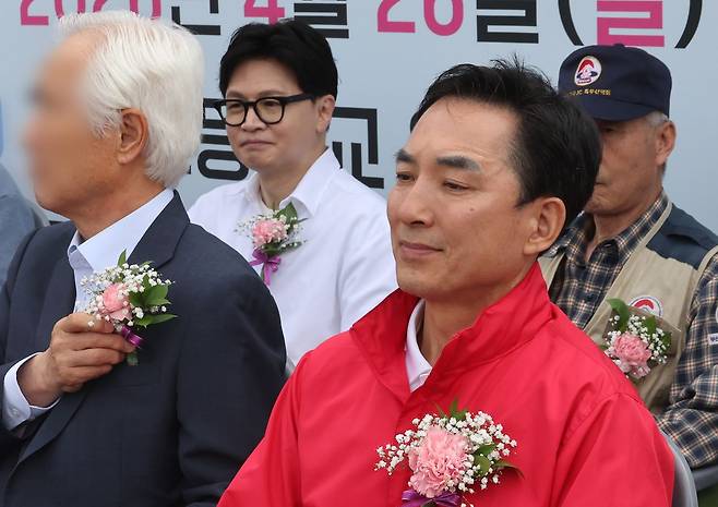 부산 북갑 국회의원 보궐선거에서 국민의 힘 예비후보 박민식 전 국가보훈부 장관과 무속소 출마를 공식화 한 한동훈 전 국민의힘 대표가 26일 부산 구포초에서 열린 동문회 운동회에 참석해 있다. 송봉근 객원기자