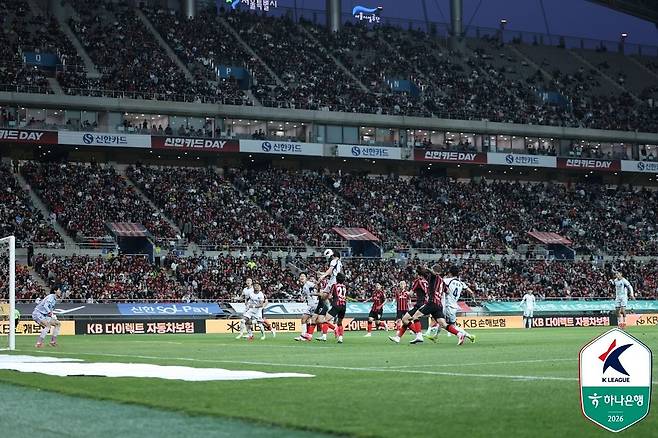 5일 서울월드컵경기장에서 열린 FC서울과 FC안양의 K리그1 12라운드 경기 장면. 어린이날을 맞아 3만5729명의 팬이 경기장을 찾아 뜨거운 분위기를 연출했다. 사진 프로축구연맹