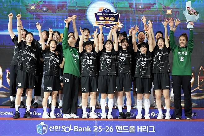 ▲ 삼척시청 선수단이 4일 서울 티켓링크 라이브 아레나에서 열린 SK슈가글라이더즈와 신한 SOL Bank 2025-2026 핸드볼 H리그 여자부 챔피언결정전 최종전에서 준우승을 확정지은 뒤 기념 촬영하고 있다. 한국핸드볼연맹 제공