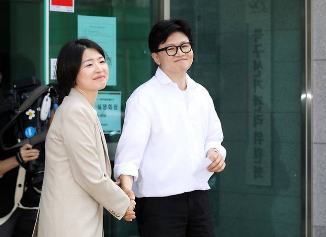부산 북갑 보궐선거에 무소속으로 출마를 선언한 한동훈 전 국민의힘 대표가 4일 오후 부산 북구선거관리위원회에서 예비후보 등록을 마친 뒤 한지아 국민의힘 의원과 악수하고 있다.  /사진=뉴스1