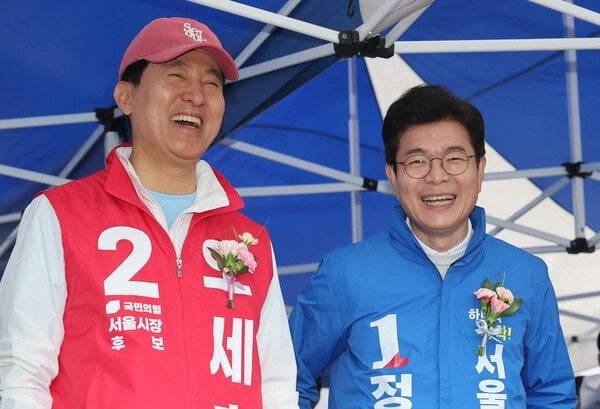 정원오 더불어민주당 서울시장 후보(오른쪽)와 오세훈 국민의힘 서울시장 후보가 3일 오전 서울 용산구 효창운동장에서 열린 제44회 서울특별시장기 축구대회 개회식에서 나란히 함박웃음을 짓고 있다. 사진=뉴스1