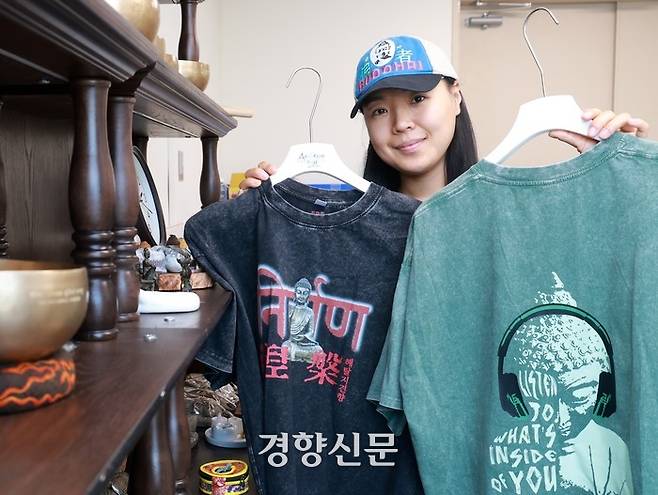 바반투 김서현 대표가 베스트셀러인 티셔츠를 들어 보여주고 있다.    정지윤 선임기자