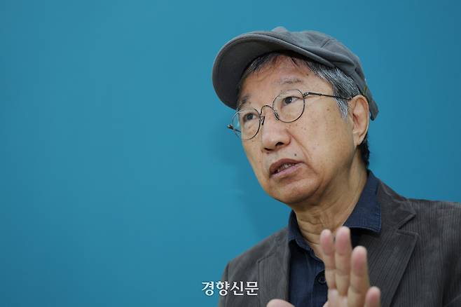 한상희 건국대 법학전문대학원 명예교수가 5일 서울 중구 경향신문사 여다향에서 더불어민주당이 추진하는 ‘조작기소 특검’에 대해 인터뷰하고 있다. 정효진 기자