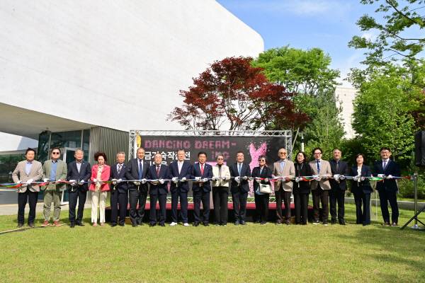 진주실크박물관에서 ‘금기숙 작품전 비움을 엮다’가 개막됐다. 진주시 제공