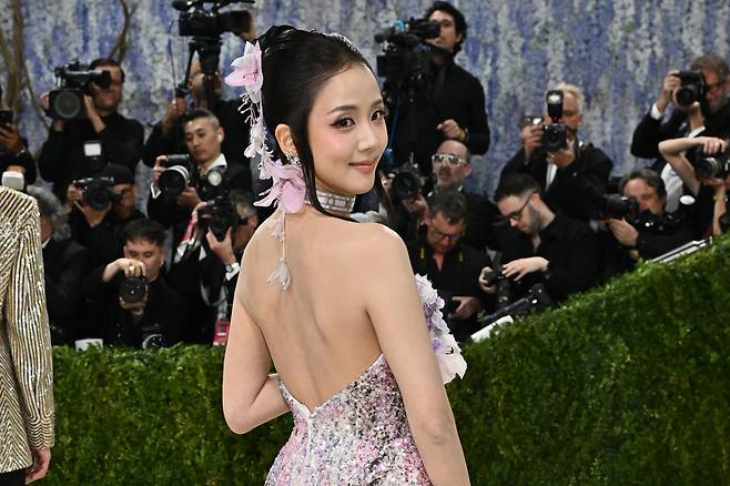Blackpink's Jisoo poses for photos at the 2026 Met Gala celebrating ″Costume Art″ at the Metropolitan Museum of Art in New York on May 4. [AP/YONHAP]