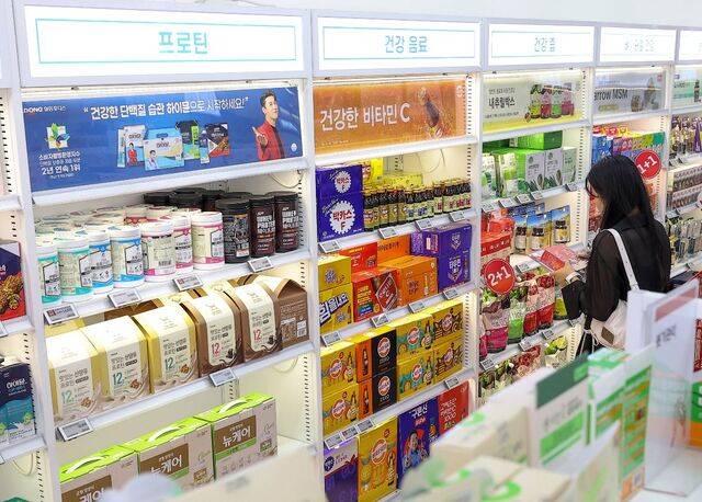 서울시내 대형마트에 다양한 건강기능식품이 나열돼 있다. 건강기능식품은 특정 의약품과 함께 복용할 경우 약효가 떨어지거나 부작용이 발생할 수 있어 주의가 필요하다. 오른쪽 아래는 건강기능식품 제품 정보와 의약품 병용 섭취 시 주의 정보를 담은 QR 코드. 연합뉴스, 식품의약품안전처 제공