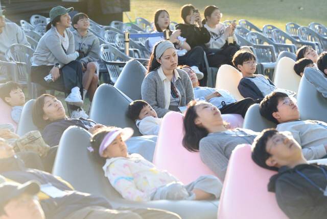 4일 오후 연천군 전곡리 선사유적지에서 열린 ‘제1회 전곡리안 불멍대회’에서 참가자들이 대형 스크린 속 장작불을 바라보며 휴식을 취하고 있다. 조주현기자